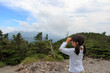 © Eiki Photography - 双眼鏡で景色を見る子供
