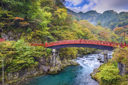 Plakat na papierze fotorealistycznym Shinkyo święty most w Nikko, Japonia podczas sezonu jesiennego