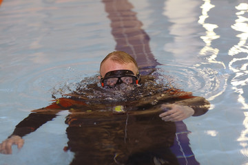 Canvas Print - man teaches diving in the pool, swim coach