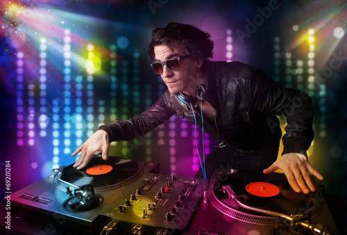 Fotoboard na płycie DJ gra utwory w dyskotece z pokazem świateł