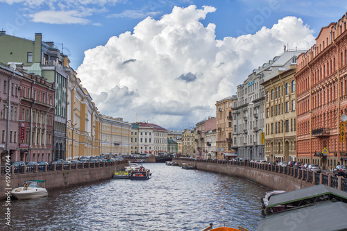 Plakat na papierze fotorealistycznym Kanał rzeczny z łodziami w Saint-Petersburgu. 