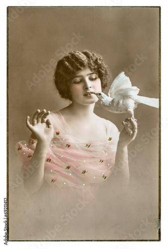 Naklejka - mata magnetyczna na lodówkę Stary portret młodej dziewczyny z gołębiem