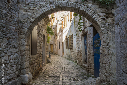 Naklejka - mata magnetyczna na lodówkę Old and narrow street, paved of cobble stones, Bale, Croatia