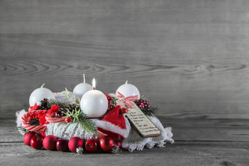 Fototapete - Erster Advent: eine brennende Kerze am Adventskranz