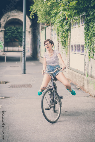 Fotoboard na płycie Młoda kobieta hipster z rowerem