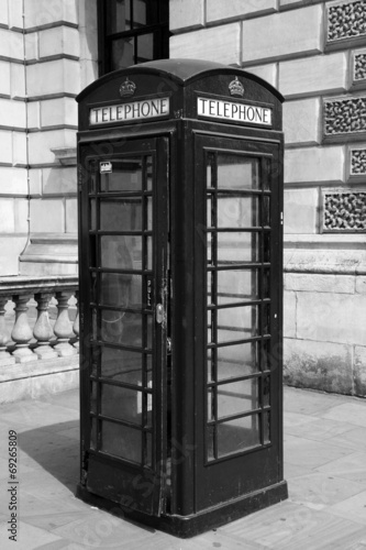 Fotoboard na płycie Tradycyjna budka telefoniczna w Londynie, czarno-białe zdjęcie