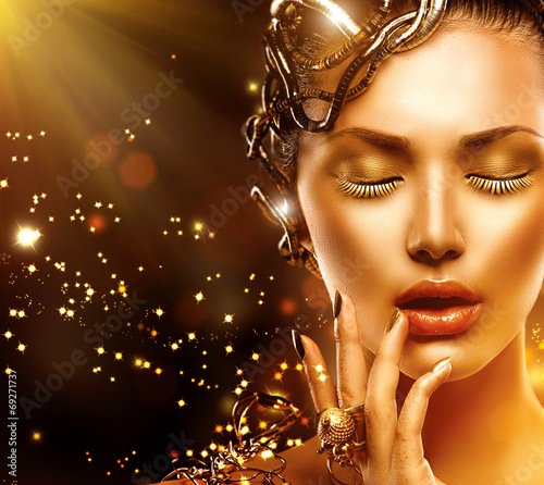 Tapeta ścienna Model girl face ze złotą skórą, paznokciami, makijażem i dodatkami