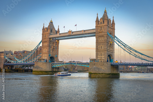 Naklejka samoprzylepna Sławny bridżowy wierza przy zmierzchem, London, England