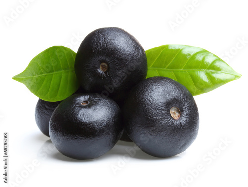 jagody-acai-owoc-z-lisciem-na-bialym-tle