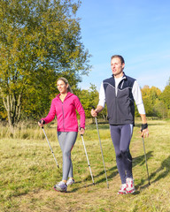 Canvas Print - junges Paar beim Nordic Walking