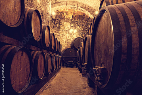 Cuadros en Lienzo Barriles de madera con vino en una bodega, Italia