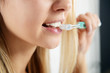 canvas print picture - Frau putzt ihre Zähne