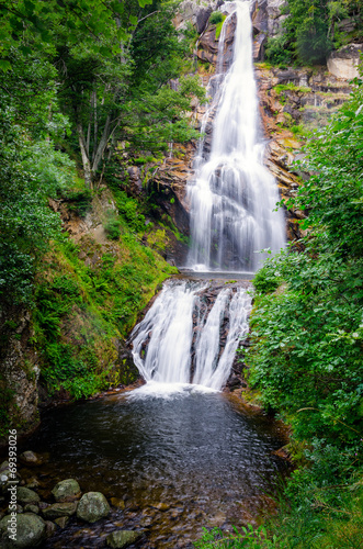 Naklejka na szybę Wodospad z pięknym lasem we Francji