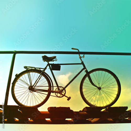 Plakat na papierze fotorealistycznym Retro rower na starym drewnianym mostem.
