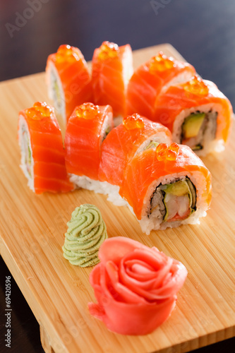 Naklejka samoprzylepna Sushi na pokładzie drewna
