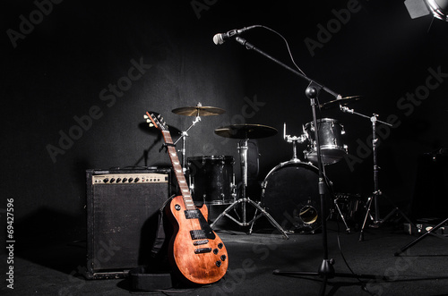 Fotoboard na płycie Zestaw instrumentów muzycznych podczas koncertu