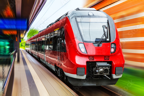 Board z aluminiowym obramowaniem Nowoczesny szybki pociąg