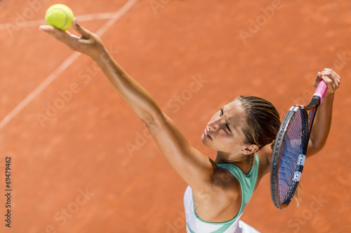 Fototapety Tenis  mloda-kobieta-gra-w-tenisa