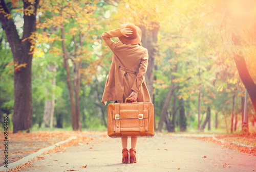 Dekoracja na wymiar  ruda-dziewczyna-z-walizka-w-jesiennym-parku