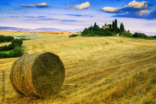 Board z aluminiowym obramowaniem Toskania, włochy - san quirico d'orcia