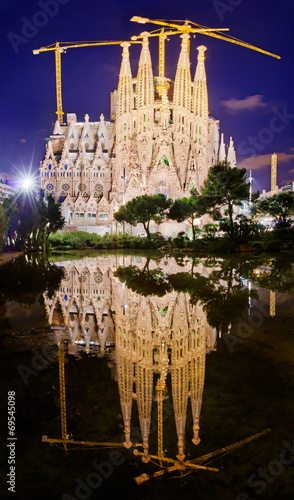 Board z aluminiowym obramowaniem Kościół Sagrada Familia w Barcelonie, Hiszpania.