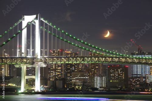 Naklejka dekoracyjna Tokyo rainbow bridge and moon at night time
