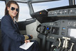 Frau Flugkapitän mit Karte in der Flugzeug-Cockpit