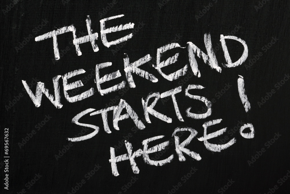 The weekend starts here! on a blackboard - obrazy, fototapety, plakaty 