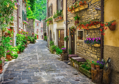 Obraz uliczka z kwiatami   wloska-ulica-w-malym-prowincjonalnym-miasteczku-tuscan