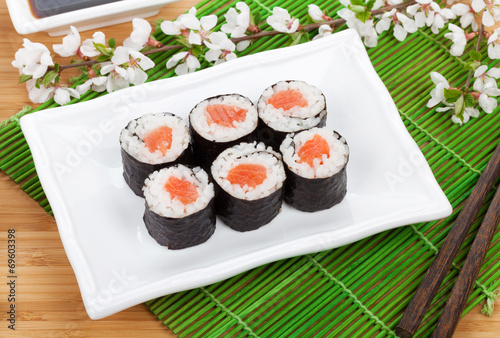 Naklejka samoprzylepna Zestaw sushi maki i gałąź sakkury