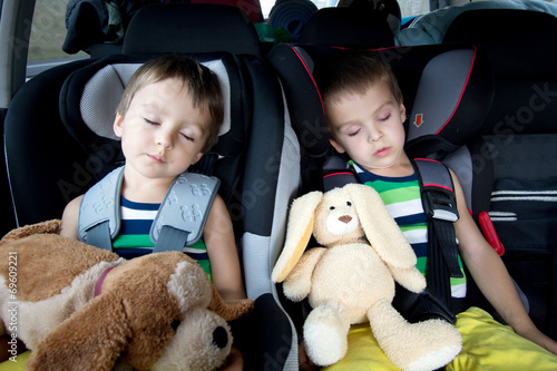 Photographie Two sweet boys, sleeping in the car with teddy bears