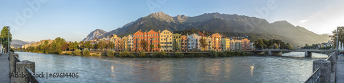 Naklejka nad blat kuchenny Inn river on its way through Innsbruck, Austria.