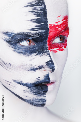 kobieta-z-bialym-makijazem-i-czerwono-czarnymi-paskami