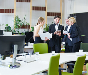 Canvas Print - Gruppe im Büro arbeitet mit Tablet Computer