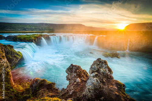 Fotografía Islandia, Godafoss al atardecer, hermosa cascada, la exposición a largo