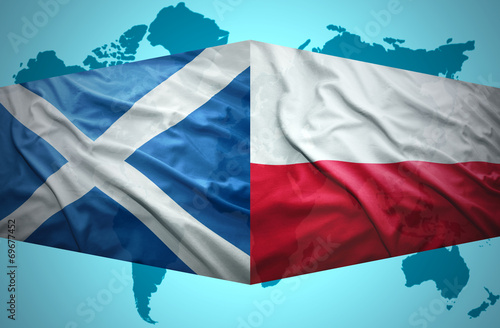 Naklejka samoprzylepna Machając szkockimi i polskimi flagami