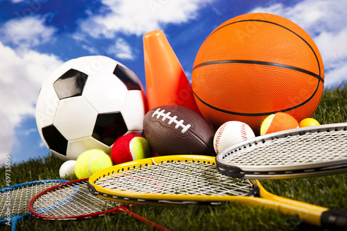 Obraz na płótnie canvas Piłki sportowe z wyposażeniem