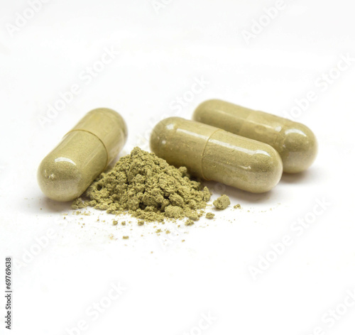 Fotografia Close up andrographis paniculata herbal in capsule.