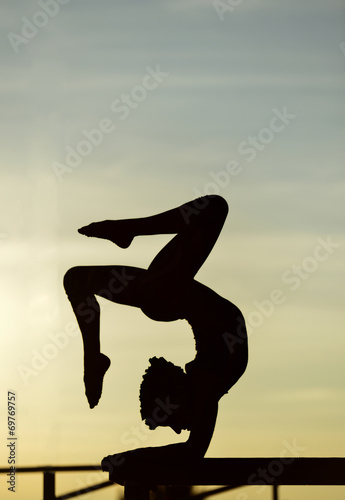 Naklejka samoprzylepna Kobiet contortionist uprawiania gimnastyczne jogi w sylwetce