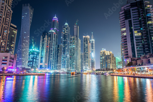 Tapeta ścienna Drapacze chmur w Dubaju podczas godzin nocnych