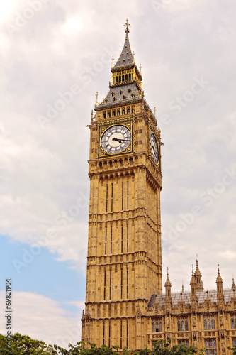 Board z aluminiowym obramowaniem Big ben w westminster, londyn.