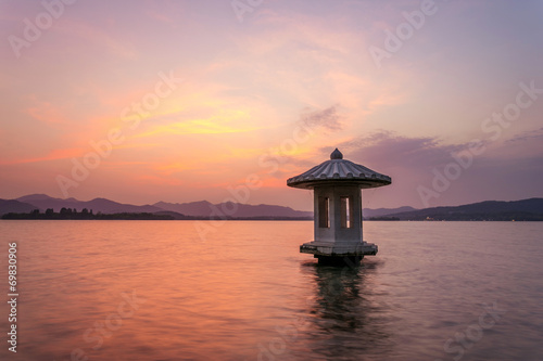 Tapeta ścienna Waterscape jeziora w twillight, china