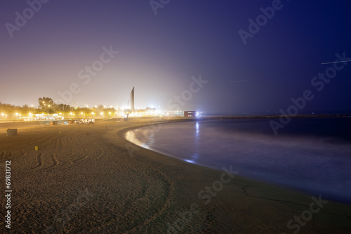 Board z aluminiowym obramowaniem Icaria plaża w barcelonie w nocy