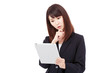 © siro46 - タブレットを持って考えるビジネスウーマン