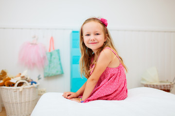 Canvas Print - Little girl in her room