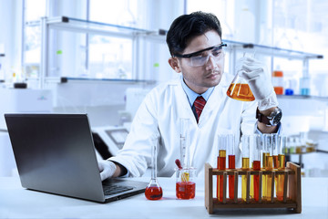 Canvas Print - Asian chemist working in laboratory