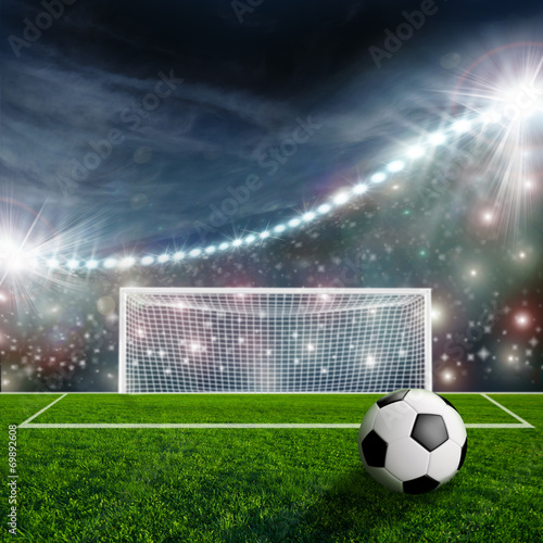 Board z aluminiowym obramowaniem Piłka nożna na arenie stadionu zielony