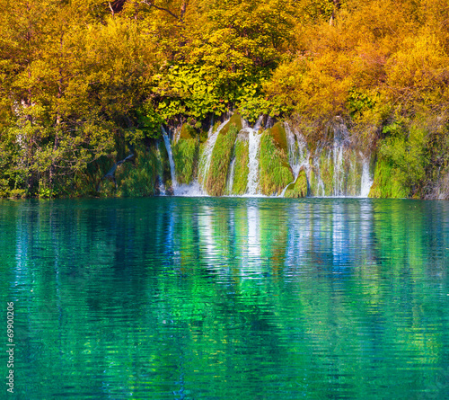 Plakat na papierze fotorealistycznym Jeziora Plitwickie w Chorwacji - park narodowy jesienią