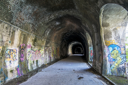 Board z aluminiowym obramowaniem Opuszczony tunel