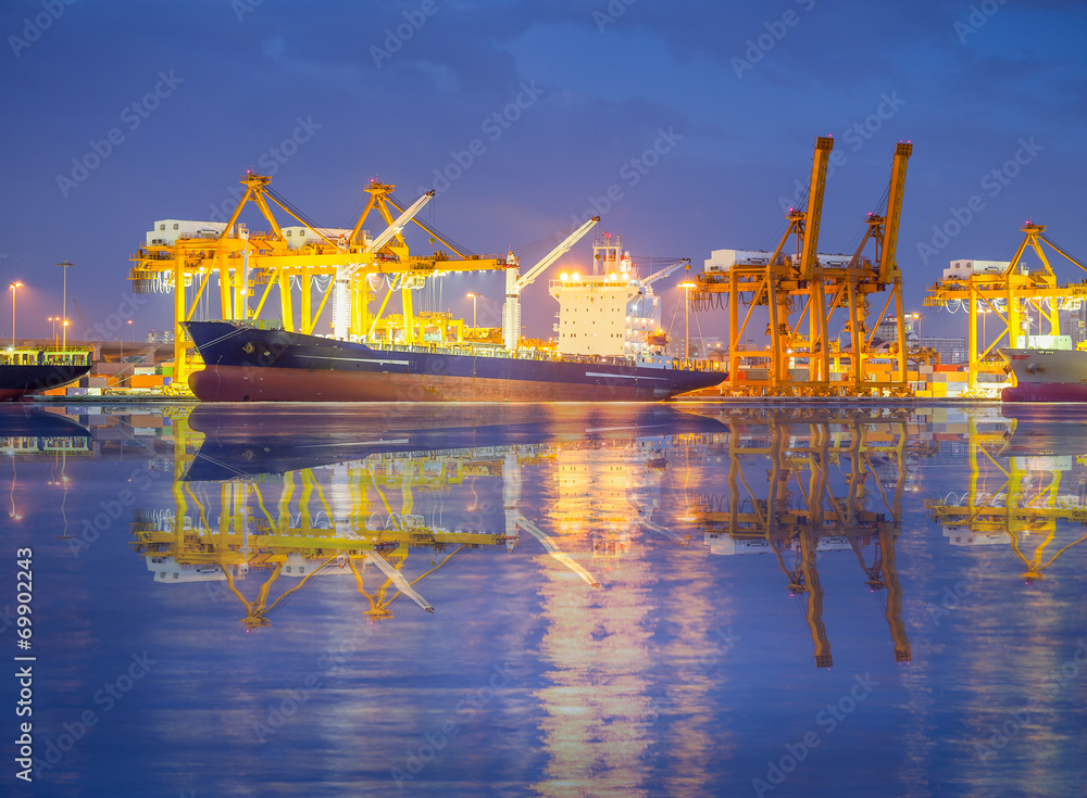 Gantry crane loading and unloading cargo container from cargo ship at ...